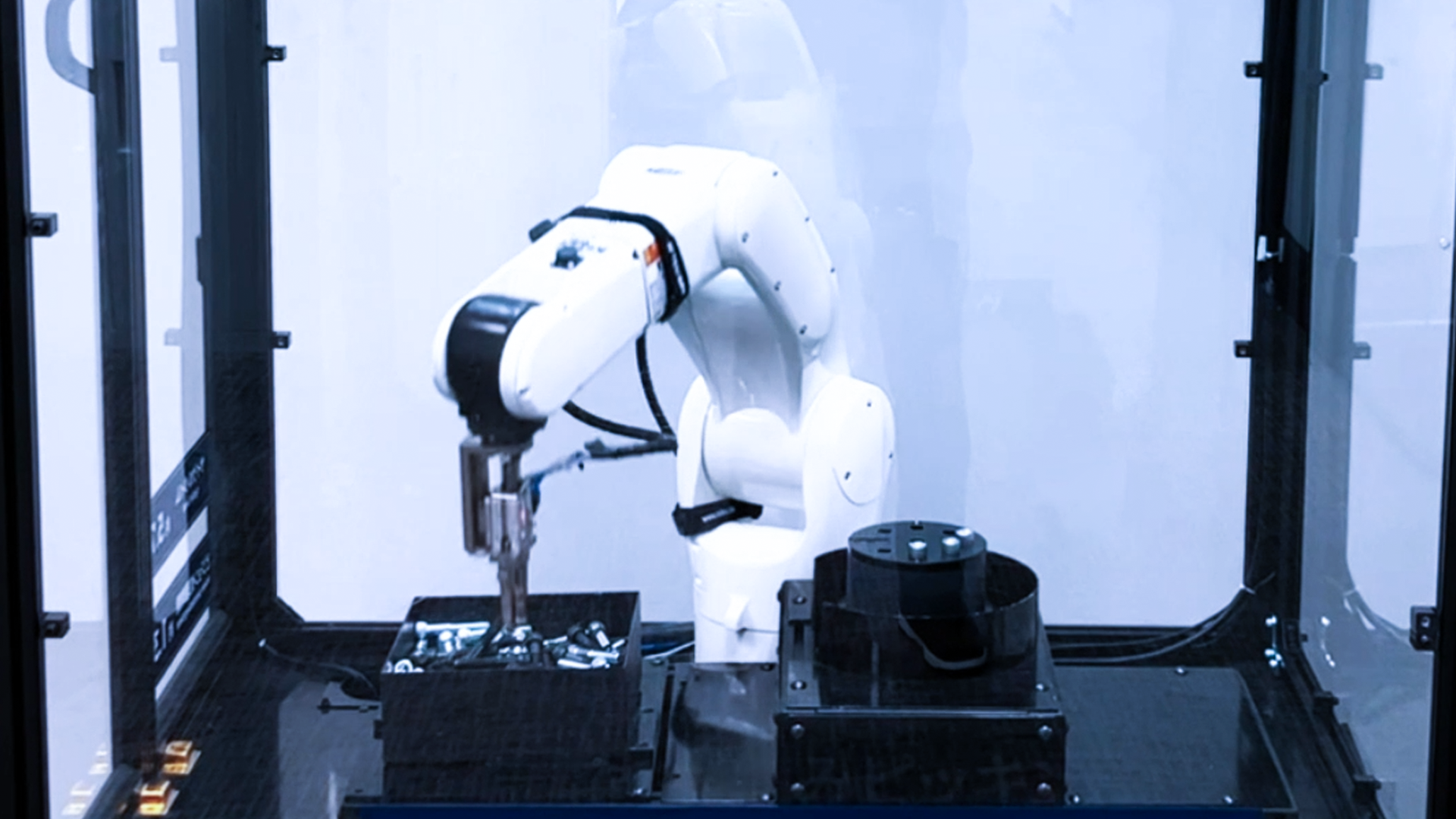 智能機器人應用-小型螺栓無序抓取